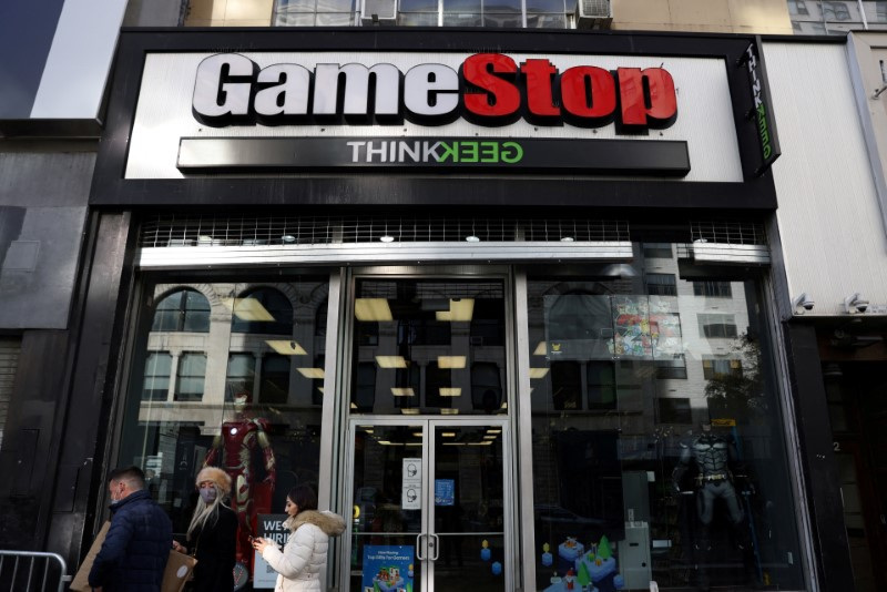 &copy; Reuters. FILE PHOTO: People walk by a GameStop in Manhattan, New York, U.S., December 7, 2021. REUTERS/Andrew Kelly/File Photo