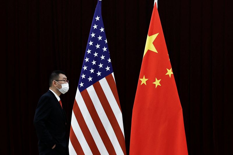 &copy; Reuters. A man walks past the national flags of China and the U.S. before a meeting between China's Vice Premier He Lifeng and U.S. Treasury Secretary Janet Yellen at the Guangdong Zhudao Guest House, in Guangzhou, Guangdong province, China, April 6, 2024. REUTERS