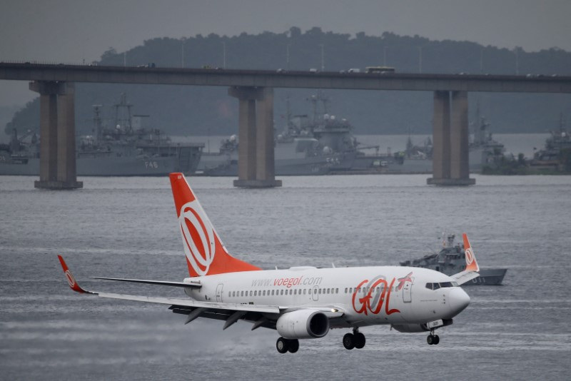 &copy; Reuters. FILE PHOTO: A Boeing 737-700 airplane of Brazilian airlines GOL Linhas Aereas prepares to land at Santos Dumont airport in Rio de Janeiro, Brazil March 21, 2019. REUTERS/Sergio Moraes/File Photo