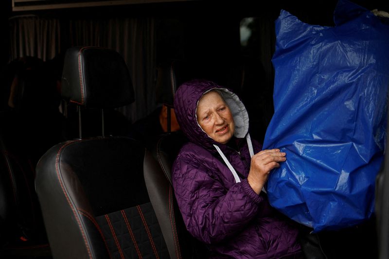 &copy; Reuters. Vovchansk resident Hanna, 74-year-old holds a covered cage with a parrot as she sits inside an evacuation bus to Kharkiv due to Russian military strikes, amid Russia's attack on Ukraine, near the frontline town of Vovchansk, in Kharkiv region, Ukraine May