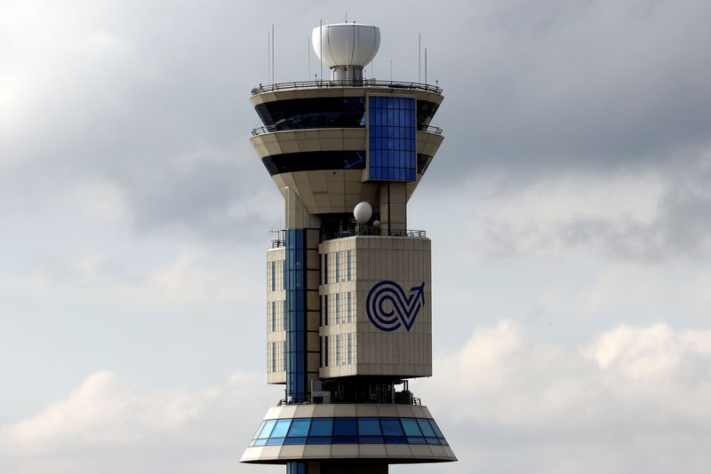 &copy; Reuters. La torre di controllo Enav è visibile all'aeroporto di Malpensa, vicino a Milano, Italia, 16 maggio 2016. REUTERS/Stefano Rellandini