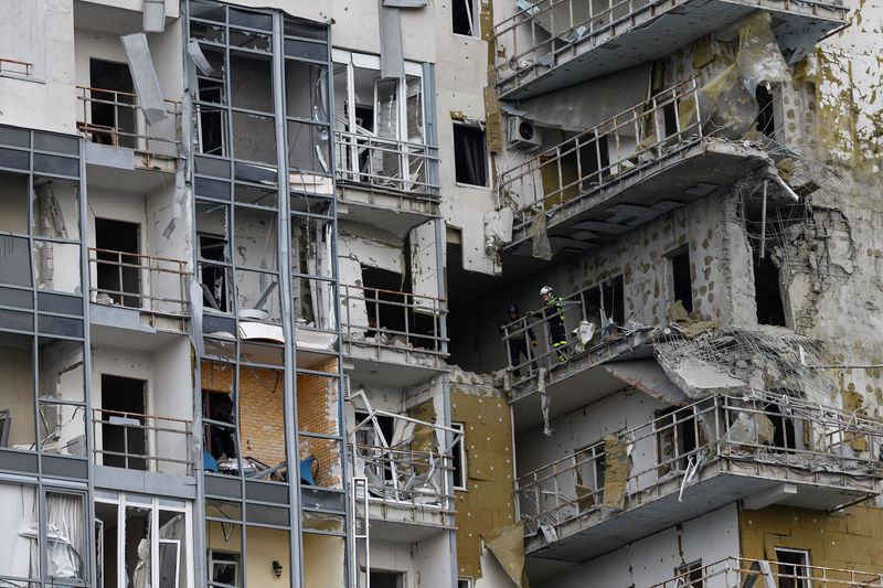 &copy; Reuters. Prédio residencial danificado por ataque aéreo russo em Kharkiv, Ucrânia
14/05/2024
REUTERS/Valentyn Ogirenko