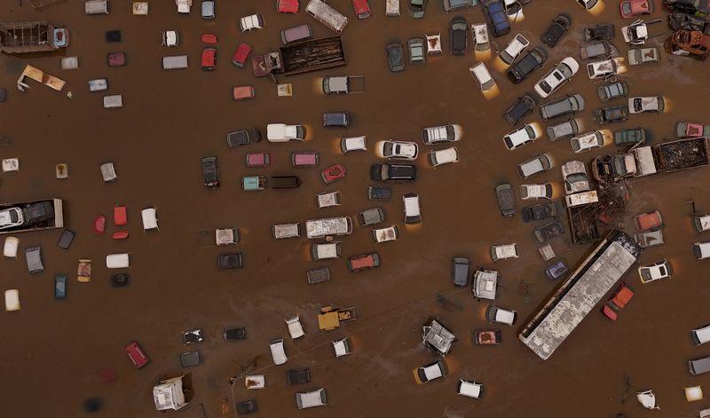 &copy; Reuters. Carros submersos em pátio do Detran em Eldorado do Sul, no Rio Grande do Sul
13/05/2024
REUTERS/Amanda Perobelli