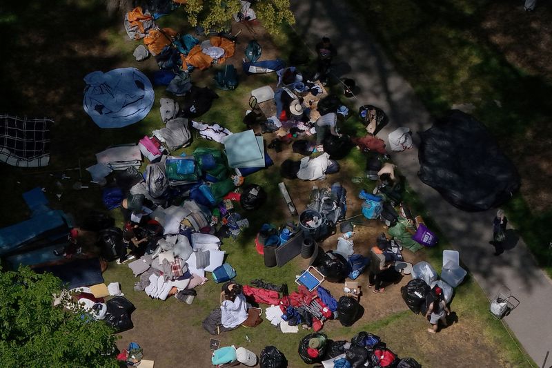 &copy; Reuters. A drone view shows pro-Palestinian protestors voluntarily packing up their encampment on the Yard at Harvard University, during the ongoing conflict between Israel and the Palestinian Islamist group Hamas, in Cambridge, Massachusetts, U.S., May 14, 2024. 