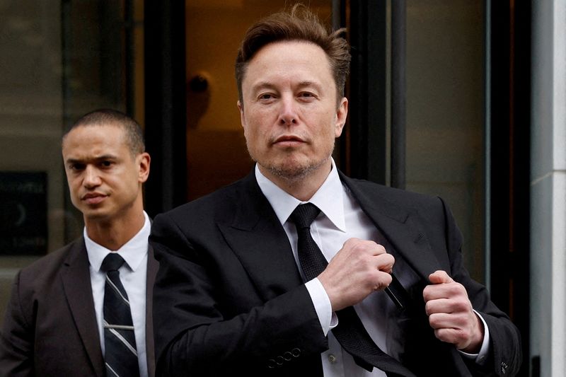 &copy; Reuters. FILE PHOTO: Tesla CEO Elon Musk and his security detail leave the company’s local office in Washington, U.S. January 27, 2023.  REUTERS/Jonathan Ernst/File Photo
