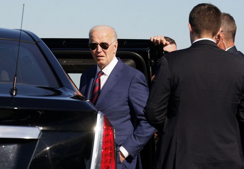 &copy; Reuters. U.S. President Joe Biden steps into his limo upon his arrival in Seattle, Washington, U.S., May 10, 2024.  REUTERS/Kevin Lamarque/ File Photo