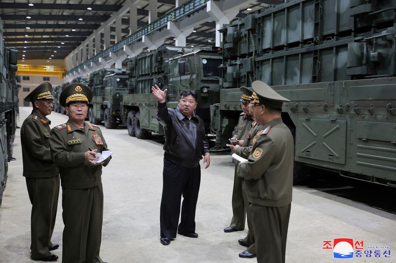 &copy; Reuters. O líder norte-coreano Kim Jong Un supervisiona sistema de armas de mísseis táticos em local desconhecido nesta imagem divulgada pela Agência Central de Notícias da Coreia
14/05/2024
KCNA via REUTERS  