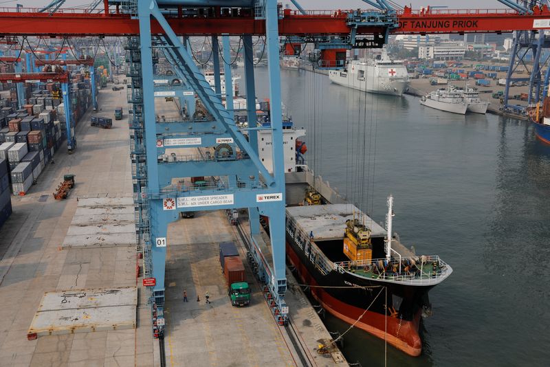 &copy; Reuters. A crane loads containers onto a ship at the Tanjung Priok port in Jakarta, Indonesia, August 3, 2022. REUTERS/Willy Kurniawan/Files