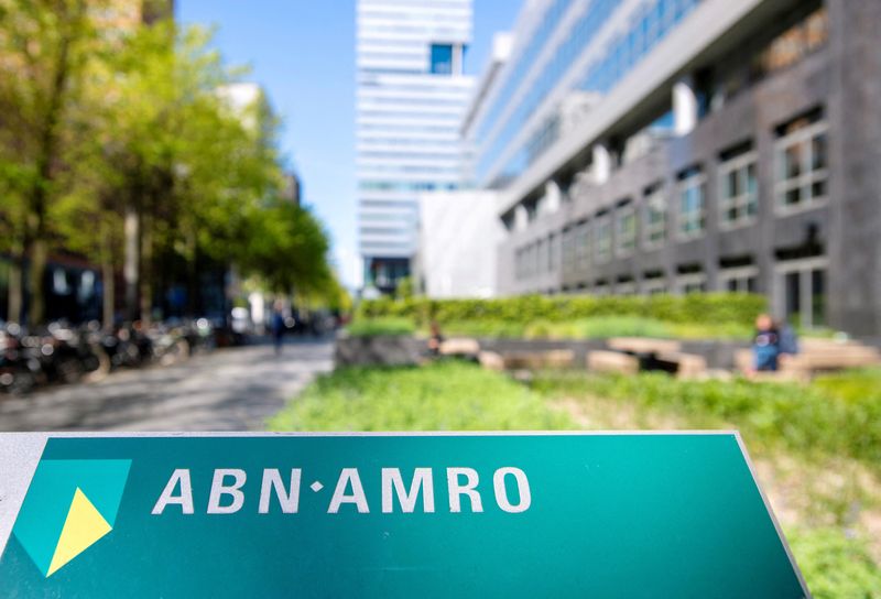 &copy; Reuters. Il logo di Abn Amro nella sede centrale di Amsterdam, Paesi Bassi, 14 maggio 2019. REUTERS/Piroschka van de Wouw