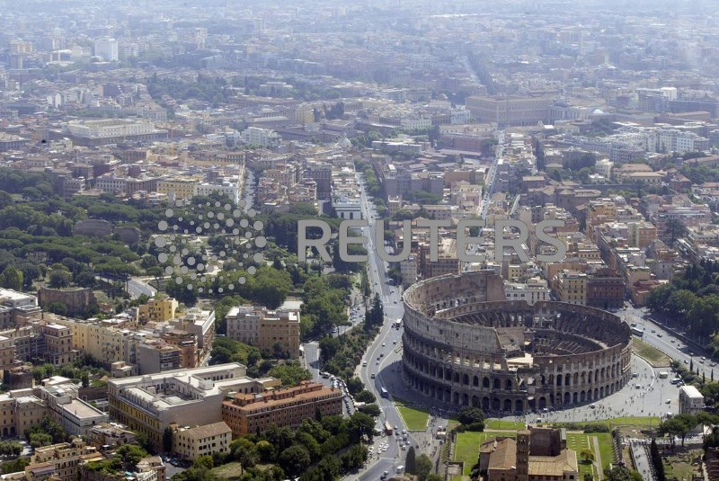 &copy; Reuters. Una veduta aerea del centro di Roma. 12 agosto 2004.   REUTERS/Alessandro Bianchi