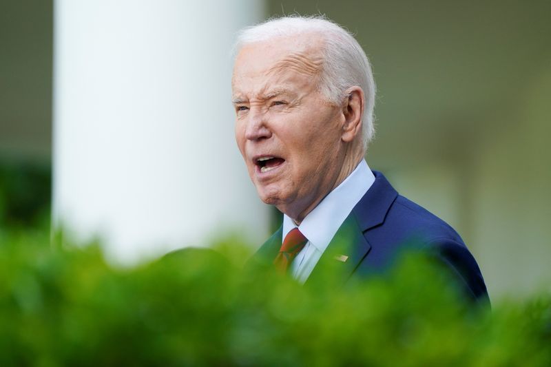 Biden speaks at police memorial in bid to shore up support as unions endorse Trump