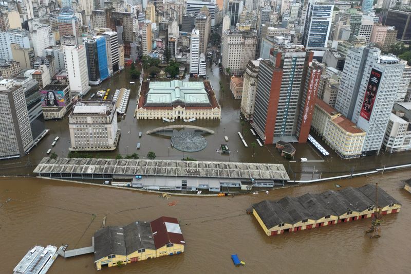 &copy; Reuters. Vista aérea de ruas alagadas durante enchente em Porto Alegre, no Rio Grande do Sul
13/05/2024
REUTERS/Diego Vara