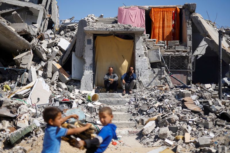&copy; Reuters. Casas destruídas por ataque israelense em Khan Younis, sul de Gaza
 14/5/2024    REUTERS/Mohammed Salem