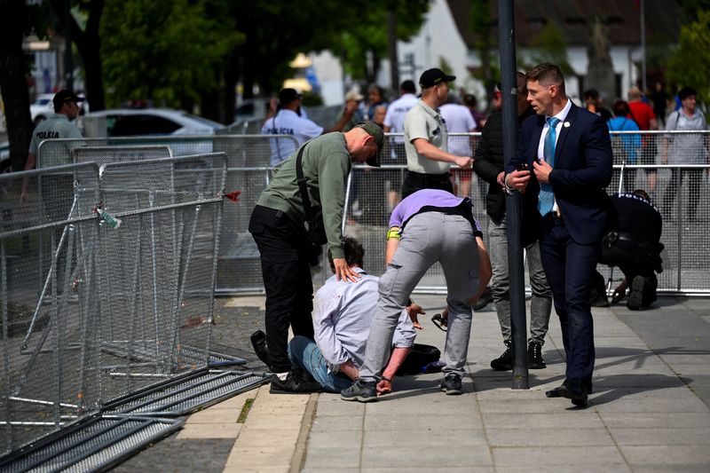&copy; Reuters. Una persona viene trattenuta in seguito a un incidente con sparatoria dopo una riunione del governo slovacco a Handlova, in Slovacchia, 15 maggio 2024. REUTERS/Radovan Stoklasa