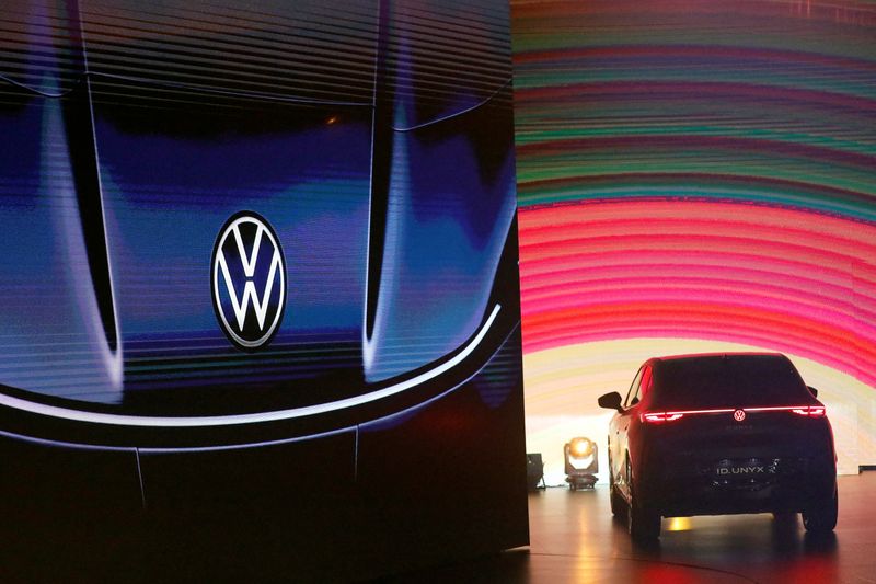 &copy; Reuters. Un veicolo elettrico (EV) Volkswagen ID. UNYX viene presentato in occasione di un evento mediatico Volkswagen a Pechino, in Cina, 24 aprile 2024. REUTERS/Josh Arslan/File Photo