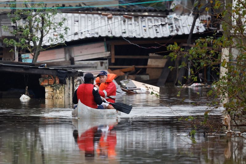 &copy; Reuters. Voluntários resgatam homem de barco em região alagada de Porto Alegre
12/05/2024
REUTERS/Adriano Machado
