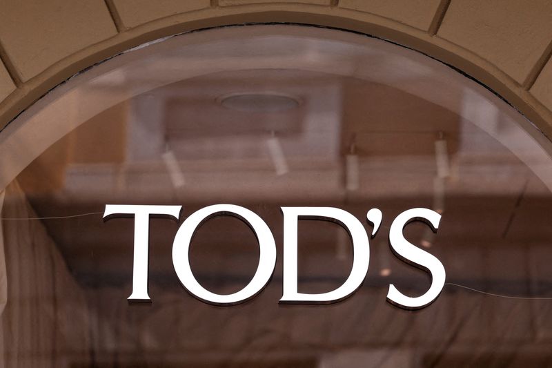 &copy; Reuters. Il logo della casa di moda Tod's all'esterno di un negozio a Milano, Italia, 8 aprile 2024. REUTERS/Claudia Greco/Foto d'archivio