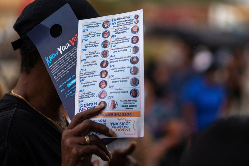 &copy; Reuters. FILE PHOTO: People line up to cast their ballot for the upcoming presidential election as early voting ends in New Orleans, Louisiana, U.S., October 27, 2020. REUTERS/Kathleen Flynn/File Photo