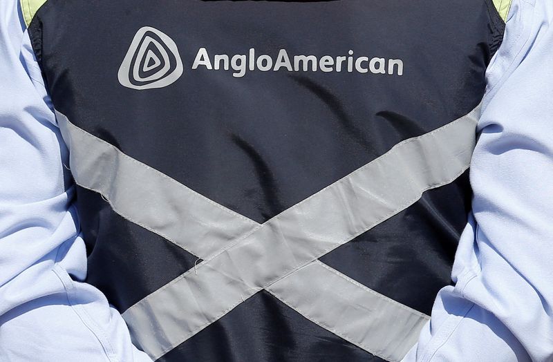 &copy; Reuters. FILE PHOTO: Logo of Anglo American is seen on a jacket of an employee of the Los Bronces copper mine, in the outskirts of Santiago, Chile March 14, 2019. REUTERS/Rodrigo Garrido