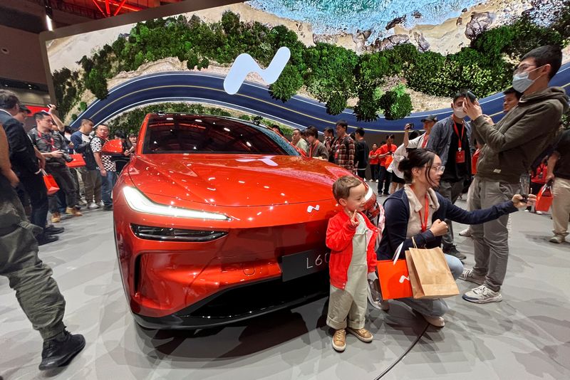 &copy; Reuters. People look at the newly unveiled Onvo L60 SUV, the first vehicle of Chinese electric vehicle (EV) maker Nio's new lower-priced brand, in Shanghai, China May 15, 2024. REUTERS/Zoey Zhang