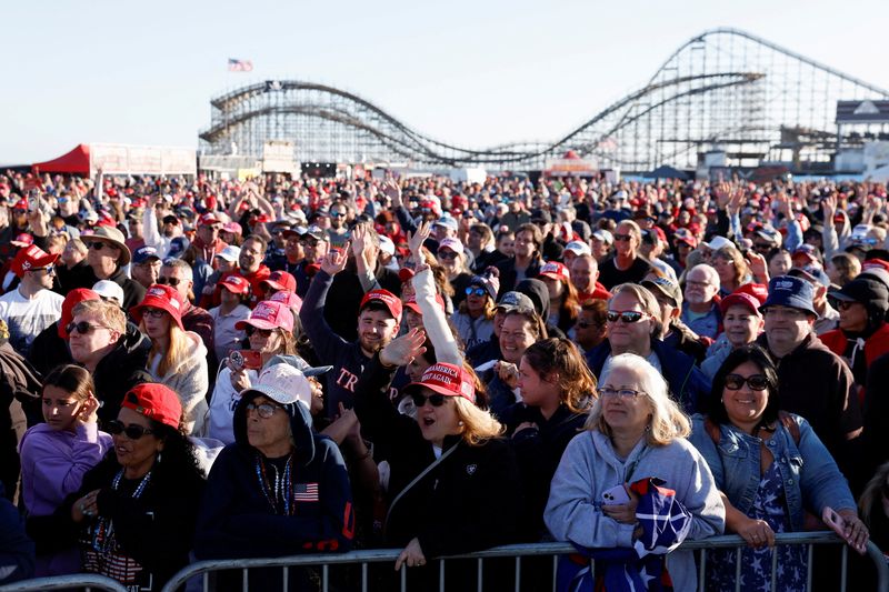 &copy; Reuters. FILE PHOTO: Supporters attend a campaign rally held by former U.S. President and Republican presidential candidate Donald Trump in Wildwood, New Jersey, U.S., May 11, 2024. REUTERS/Evelyn Hockstein/File Photo