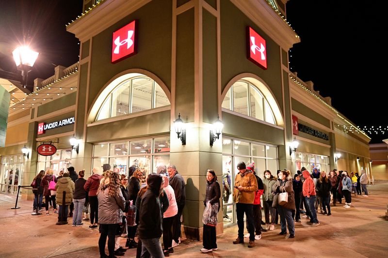 © Reuters. Guests wait in line to enter an Under Armour store as Black Friday sales begin at The Outlet Shoppes of the Bluegrass in Simpsonville, Kentucky, U.S., November 26, 2021. REUTERS/Jon Cherry/File Photo