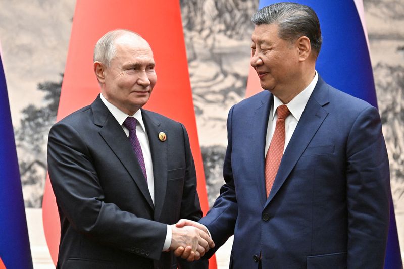 &copy; Reuters. Il presidente russo Vladimir Putin stringe la mano al presidente cinese Xi Jinping durante un incontro a Pechino, Cina, il 16 maggio 2024. REUTERS/Sergei Bobylev