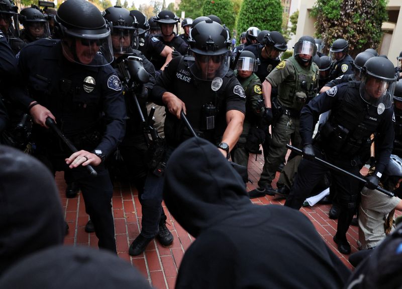&copy; Reuters. Policiais na Universidade da Califórnia em Irvine
15/5/2024    REUTERS/Mike Blake