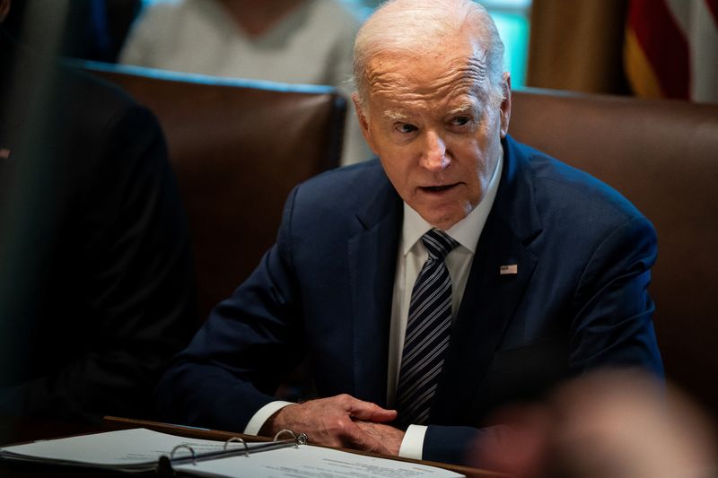 &copy; Reuters. FILE PHOTO: U.S. President Joe Biden holds a meeting with the Joint Chiefs of Staff and Combatant Commanders in the Cabinet Room at the White House in Washington, U.S., May 15, 2024. REUTERS/Elizabeth Frantz/File Photo