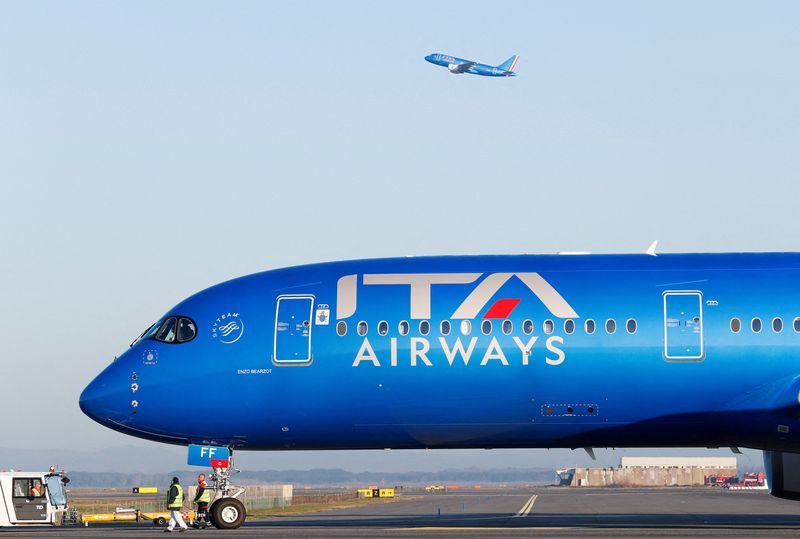 &copy; Reuters. Un aereo di Ita Airways è parcheggiato all'aeroporto di Fiumicino a Roma, Italia, 31 gennaio 2023. REUTERS/Remo Casilli