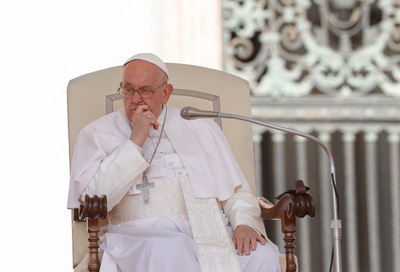 &copy; Reuters. FILE PHOTO: Pope Francis attends the weekly general audience in Saint Peter Square at the Vatican, May 15, 2024. REUTERS/Ciro De Luca/File Photo