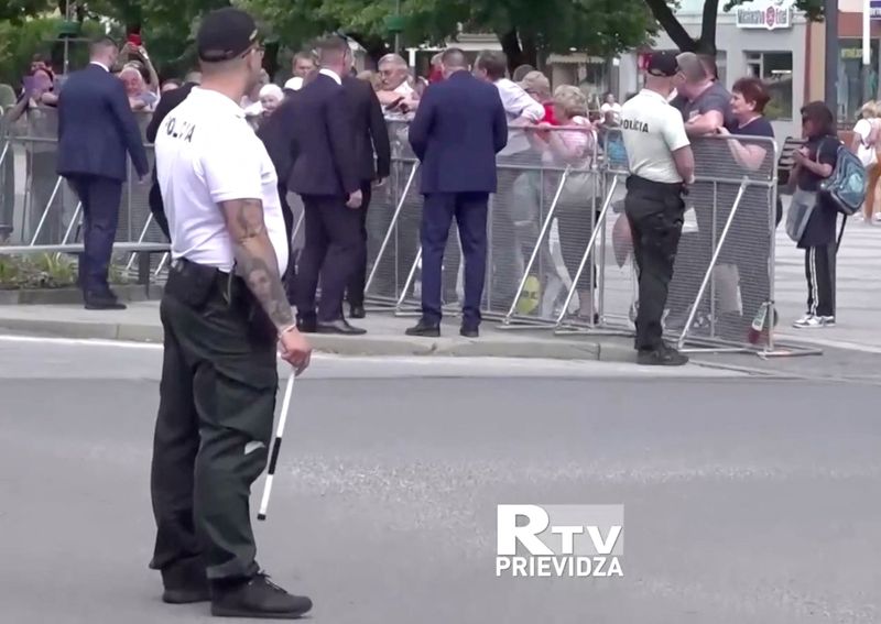 &copy; Reuters. Homem aponta pistola para o primeiro-ministro da Eslováquia, Robert Fico, em captura de tela a partir de de um vídeo

15/05/2024
RTV PRIEVIDZA/divulgação via REUTERS   