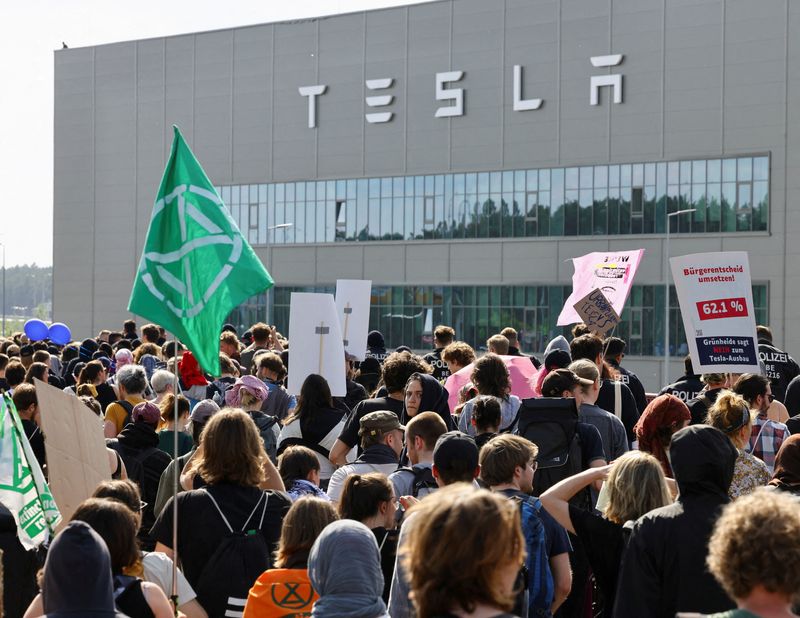 &copy; Reuters. FILE PHOTO: Demonstrators protest against the expansion of the Tesla Gigafactory, in Gruenheide near Berlin, Germany, May 11, 2024. REUTERS/Christian Mang/File Photo