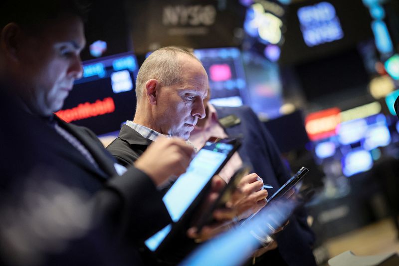 &copy; Reuters. Operadores na bolsa de Nova York
08/05/2024.  REUTERS/Brendan McDermid/File Photo