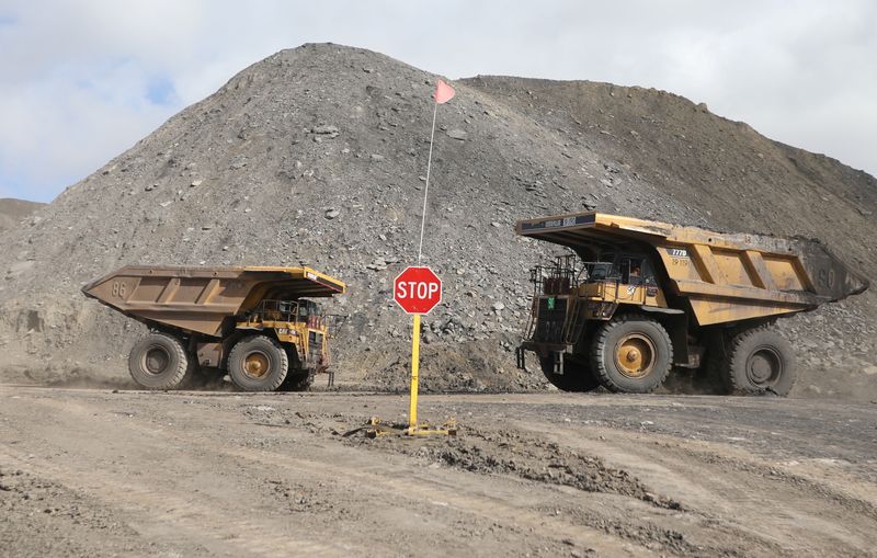 &copy; Reuters. FILE PHOTO: Dump trucks haul coal and sediment at the Black Butte coal mine outside Rock Springs, Wyoming, U.S. April 4, 2017.  REUTERS/Jim Urquhart/File Photo