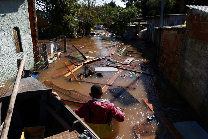 &copy; Reuters. Valderci Trindade, que perdeu a casa pelo alagamento em Porto Alegre, tenta resgatar objetos
14/04/2024
REUTERS/Diego Vara