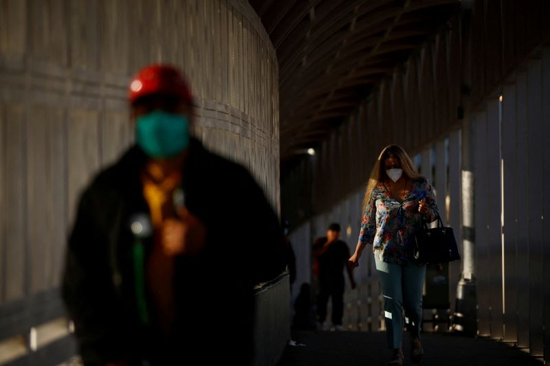 &copy; Reuters. FILE PHOTO: A woman walks towards the U.S. at the Paso del Norte International Border bridge in Ciudad Juarez, Mexico May 18, 2021. REUTERS/Jose Luis Gonzalez/File Photo