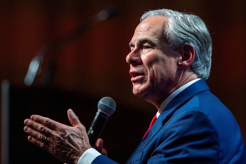 &copy; Reuters. FILE PHOTO: Texas Governor Greg Abbott speaks to attendees during the New York Republican State Committee Annual Gala in New York, U.S., April 4, 2024.  REUTERS/Eduardo Munoz/File Photo