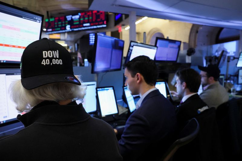 &copy; Reuters. A trader wearing The Dow .DJI hat works on the floor at the New York Stock Exchange (NYSE) in New York City, U.S., May 16, 2024.  REUTERS/Brendan McDermid