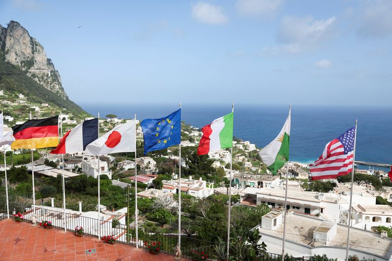 &copy; Reuters. Una vista di bandiere tedesche, francesi, giapponesi, dell'Unione Europea, italiane, capresi e statunitensi al vento, prima del vertice dei ministri degli Esteri del G7, a Capri, Italia, 17 aprile 2024. REUTERS/Claudia Greco