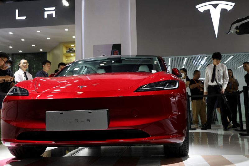 &copy; Reuters. FILE PHOTO: Tesla's new Model 3 sedan is seen displayed at the China International Fair for Trade in Services (CIFTIS) in Beijing, China September 2, 2023. REUTERS/Florence Lo/File Photo