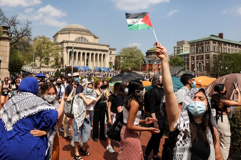 &copy; Reuters. FILE PHOTO: Students march and rally on Columbia University campus in support of a protest encampment supporting Palestinians, despite a 2pm deadline issued by university officials to disband or face suspension, during the ongoing conflict between Israel 