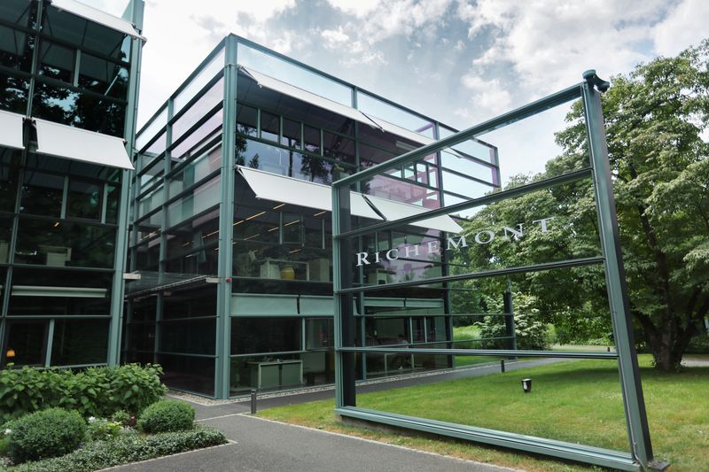 &copy; Reuters. Il logo del gruppo del lusso Richemont è raffigurato nella sede centrale di Bellevue, vicino a Ginevra, Svizzera, 2 giugno 2022. REUTERS/Denis Balibouse
