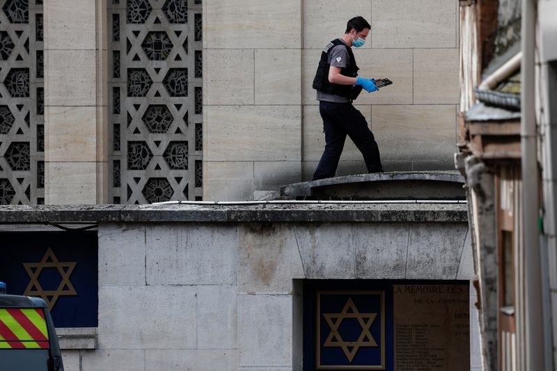 &copy; Reuters. Polícia francesa em sinagoga incendiada na cidade de Rouen
 17/5/2024   REUTERS/Gonzalo Fuentes
