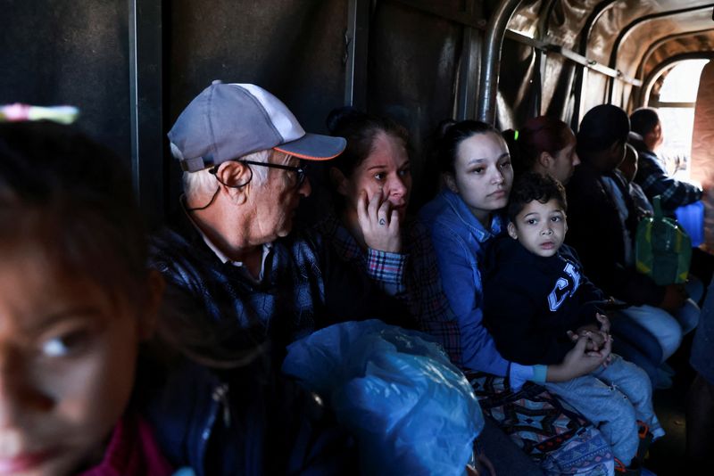 &copy; Reuters. Sobreviventes sentam em caminhão enquanto são evacuados em Porto Alegre, no Rio Grande do Sul
14/05/2024
REUTERS/Diego Vara