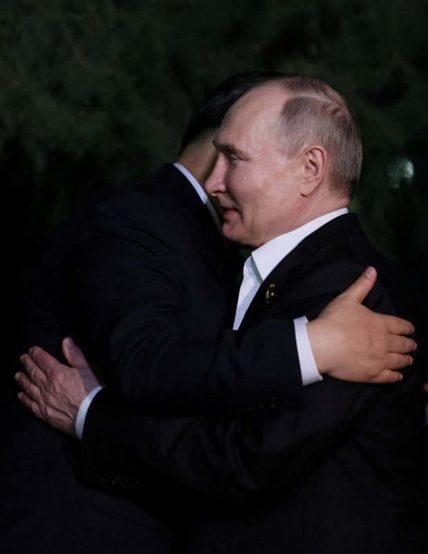 &copy; Reuters. Presidentes da China, Xi Jinping, e da Rússia, Vladimir Putin, se abraçam após encontro em Pequim
16/05/2024 Sputnik/Mikhail Metzel/Pool via REUTERS