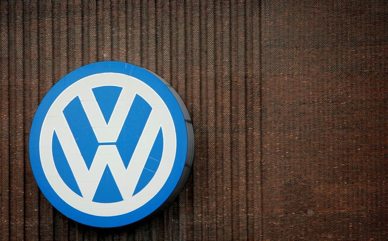&copy; Reuters. Il logo di Volkswagen è raffigurato sul muro del suo impianto di produzione a Wolfsburg, Germania, 28 aprile 2016. REUTERS/Fabrizio Bensch