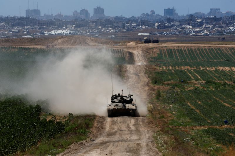 &copy; Reuters. Tanque perto da fronteira entre Israel e Gaza
 15/5/2024   REUTERS/Amir Cohen