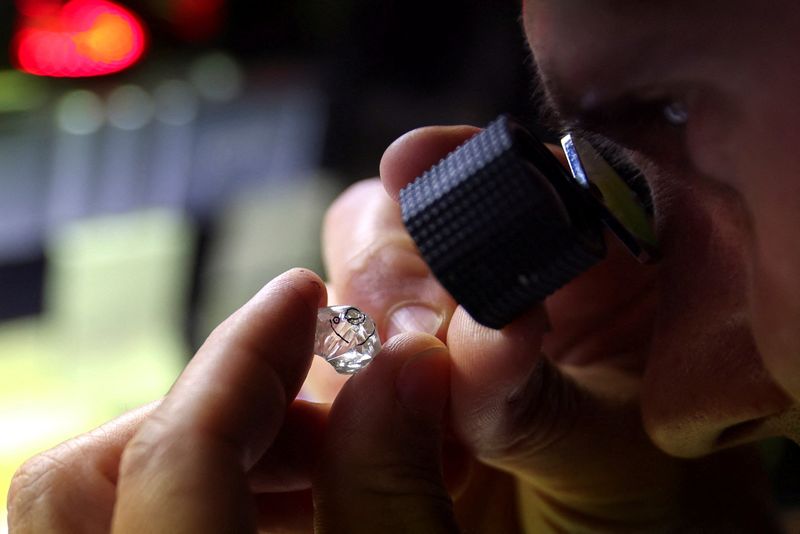 &copy; Reuters. FILE PHOTO: An employee looks at a rough diamond at "Flanders Manufacturing", as the G7 weighs a ban on Russian diamond imports to reduce revenues for Moscow's war in Ukraine, Antwerp, Belgium, October 30, 2023. REUTERS/Johanna Geron/File Photo