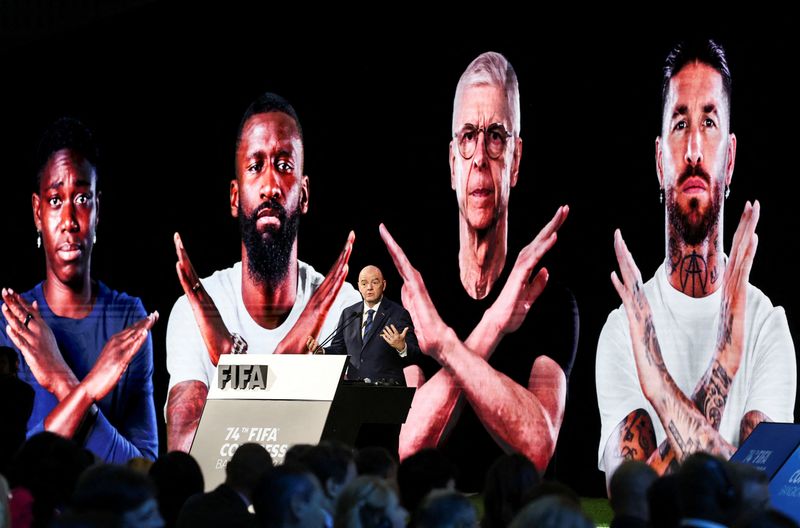&copy; Reuters. Il presidente della Fifa Gianni Infantino parla al 74° Congresso della Fifa presso il Queen Sirikit National Convention Center, a Bangkok, Thailandia, il 17 maggio 2024. REUTERS/Athit Perawongmetha
